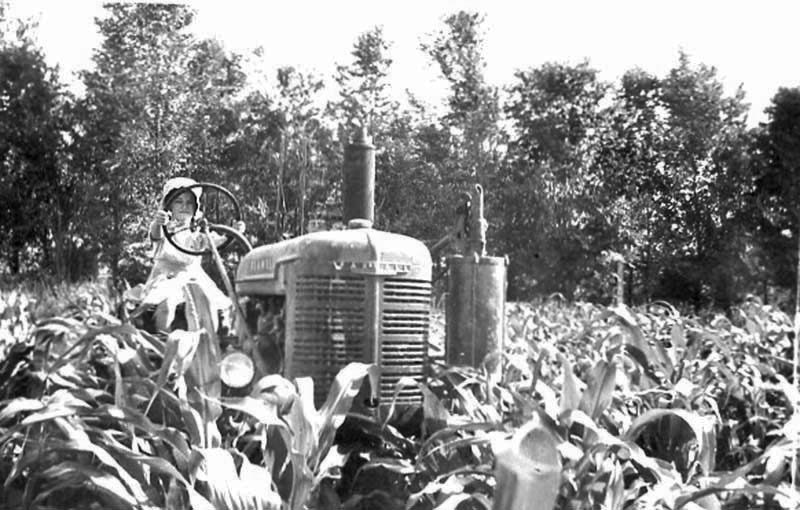 Hooley-new-tractor-Marylyn-1940s