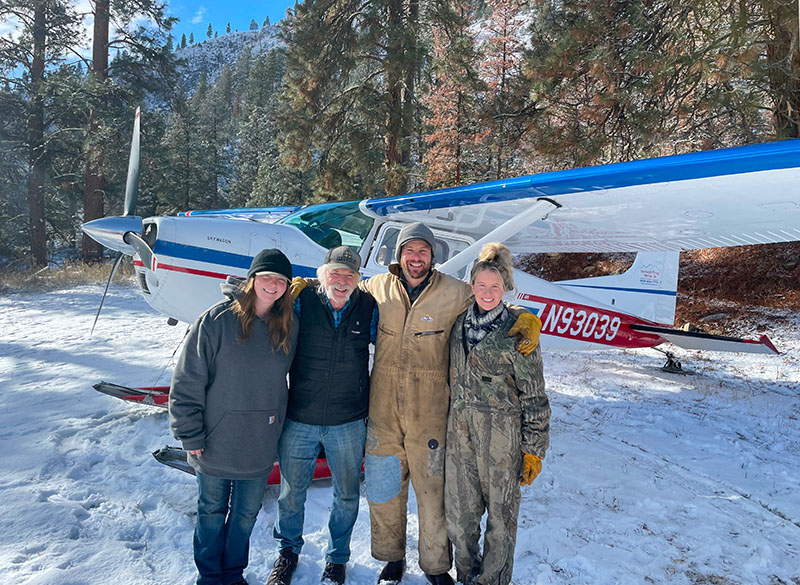 10-Katie-Dorris-Mike-Dorris-Wes-Gregory-_-Aubrey-with-the-mail-plane-at-the-South-Fork-Ranch.-RH-Holm-Jr.-Photo