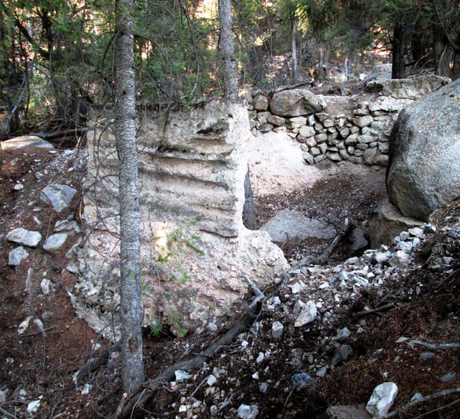11-Unusual-charc-oal-kiln-on-Cliff-Creek-west-of-Mackay.-It-combines-concrete-stacked-rocks-_-a-large-boulder.
