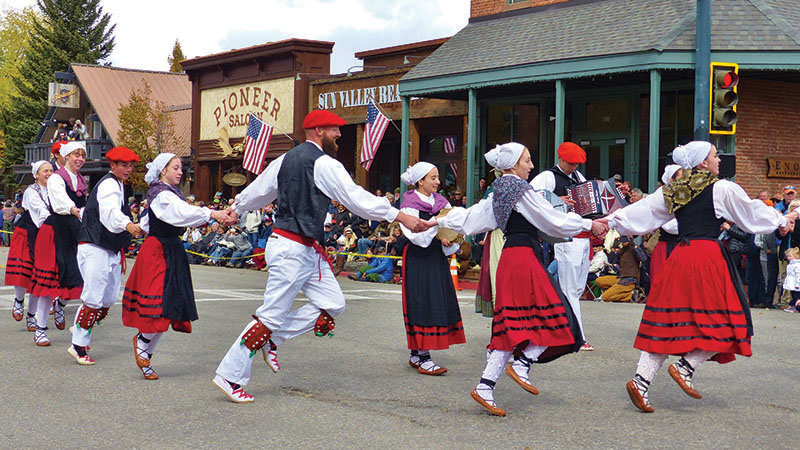 Parade_Oinkari-Basque-Dancers-dancing.-Credit-Carol-WallerX