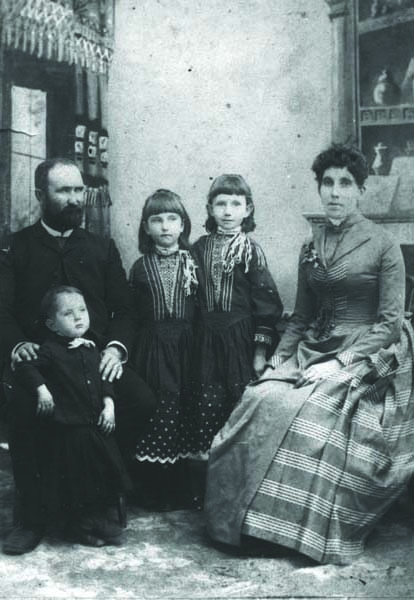 1-McFall-family-1888-Bellevue-Matt-Isabelle-John-Stella-Ella-